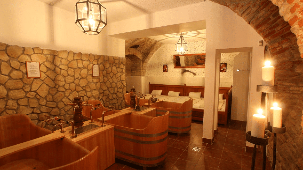 Imagem de três banheiras de madeira do lado esquerdo da imagem.