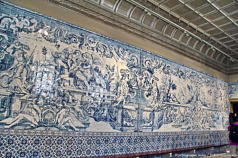 Imagem do Museu Nacional do Azulejo com uma parede em azulejos cheias de imagens.