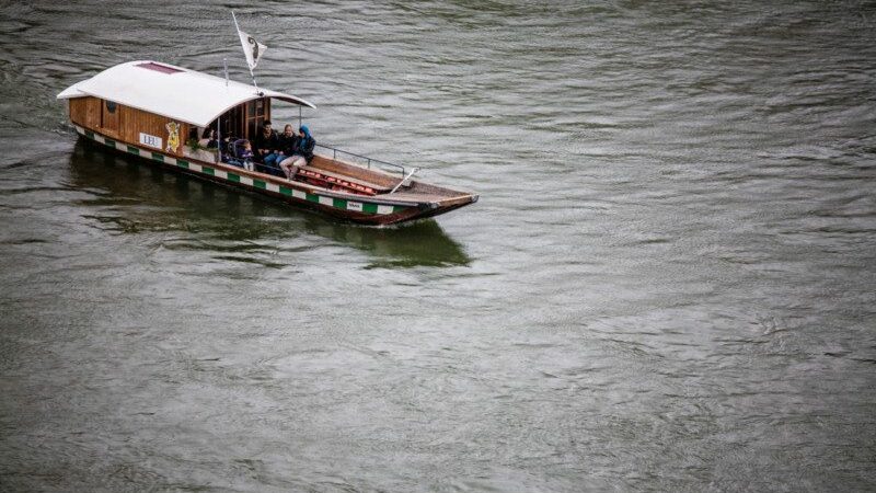 Imagem de um rio durante o dia e do lado esquerdo um barco. Representa o que fazer em Basel.