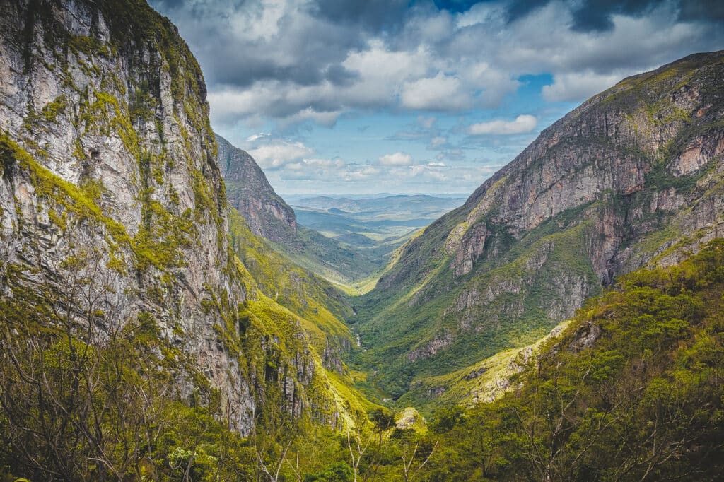 Vista de várias montanhas no Parque Nacional Serra do Cipó.