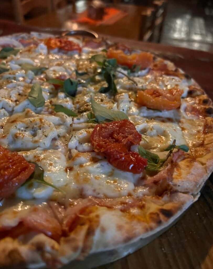 Pizza Estrada Real na Pizzaria Forno da Serra, um dos restaurantes da Serra do Cipó.