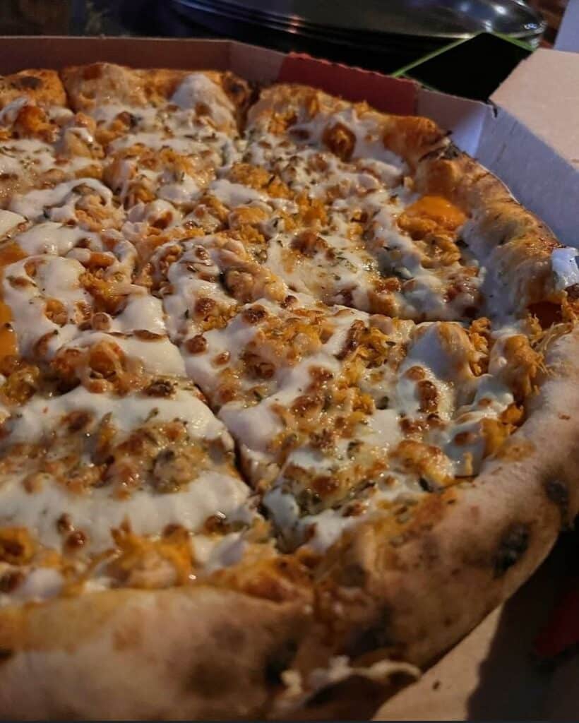 Pizza de frango com catupiry na Pizzaria Forno da Serra, um dos restaurantes da Serra do Cipó.