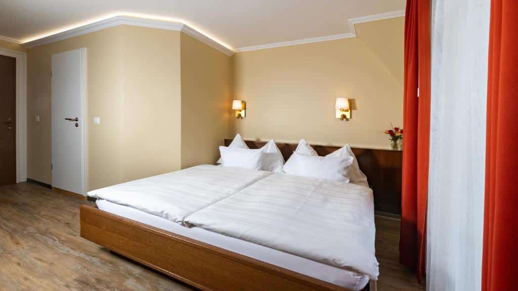 Quarto do Swiss Inn & Apartments com cama de casal no centro da imagem. Representa hotéis em Interlaken.