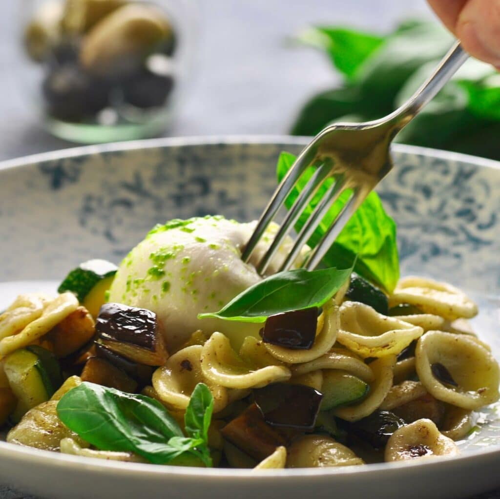 Imagem de um prato do Restaurant Safran Zunft Basel com macarrão, e vegetais em cima.