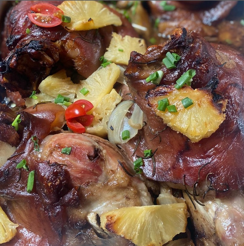 Zoom no joelho de porco temperado com tomates, cebolas e abacaxi no Restaurante Casa Mineira, um dos restaurantes da Serra do Cipó.