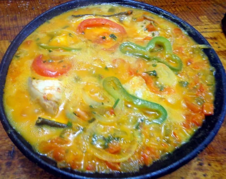 Moqueca de peixe com pimentões em cima no Restaurante Chaparral, um dos restaurantes da Serra do Cipó.