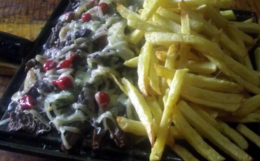 Porção de fritas com filé mignon temperado com queijo e pimenta no Restaurante Chaparral.