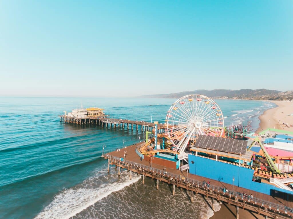 Pacific Park no pier de Santa Monica. Ele vai até dentro do mar e acomoda uma roda gigante, montanha rusa e vários outros brinquedos tapados pelas paredes. A foto usada para o post de quando ir para Los Angeles foi tirada durante o dia.