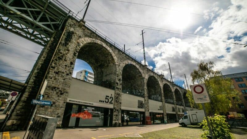 Imagem durante o dia do Viadukt com uma ponte do lado esquerdo da imagem na área central.