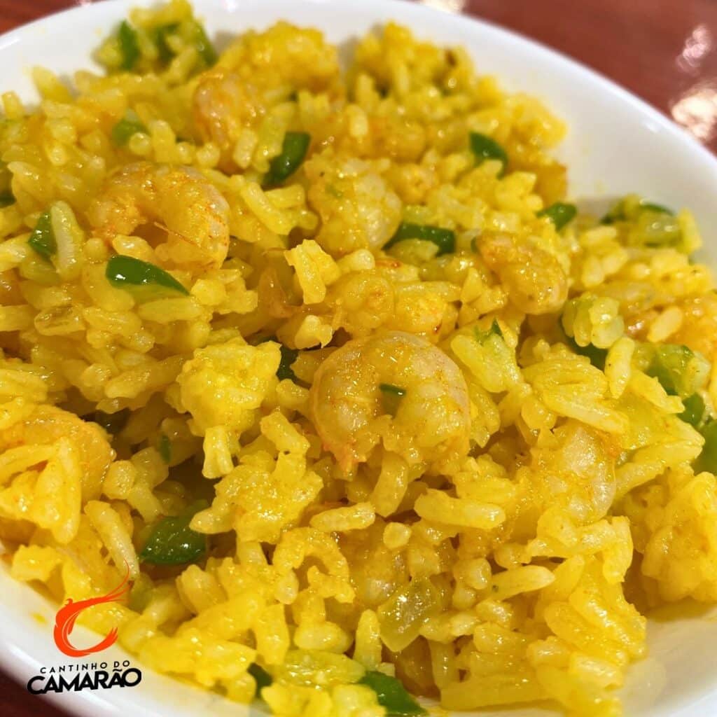 Imagem de um prato com arroz, com camarão e ervas do Restaurante Cantinho do Camarão. Representa o que fazer no Delta do Parnaíba.