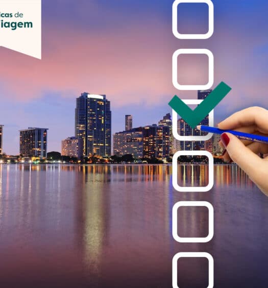 Imagem da Flórida, com uma mão sobreposta ticando um quadradinho, ilustrando a ideia central do post que é de oferecer um checklist de viagem para a Flórida