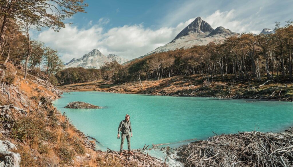 Vista da Laguna Esmeralda para representar post sobre passeios em Ushuaia. Um homem no canto esquerdo apreciando a vista do lago.