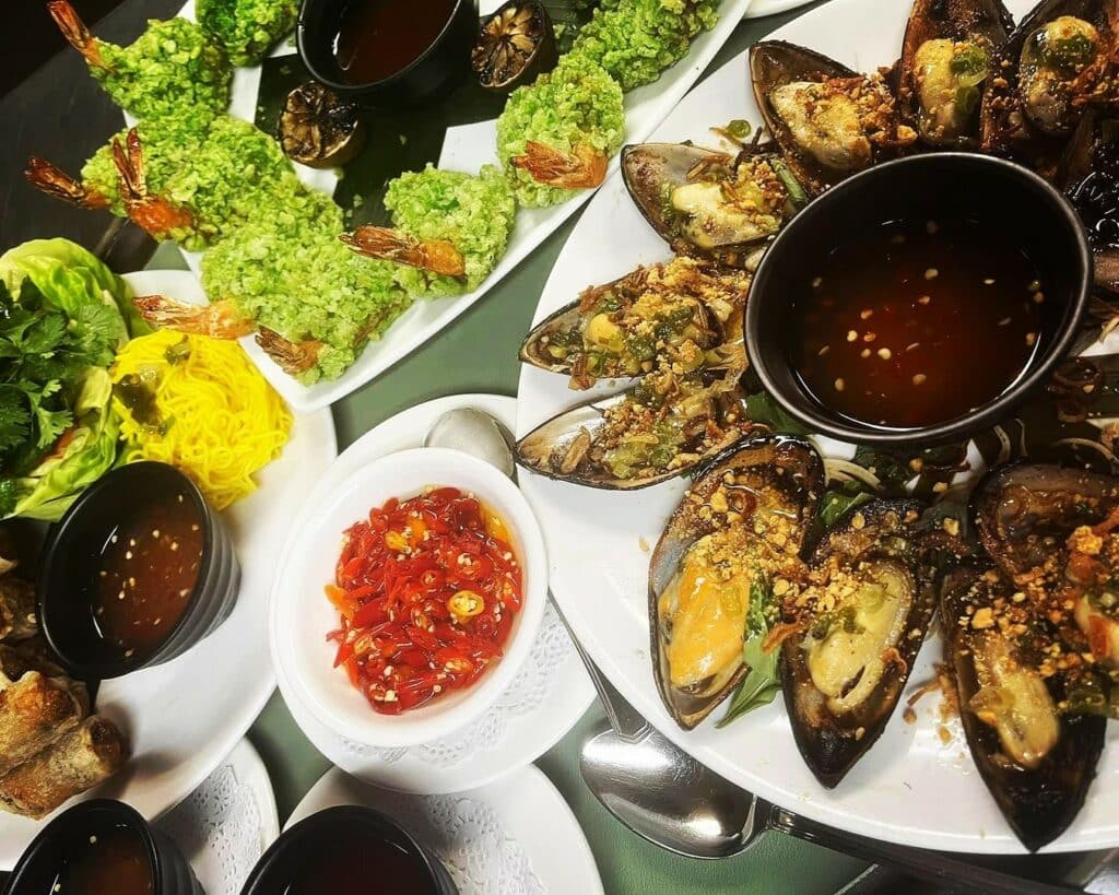 Alguns pratos no restaurante Le Colonial. É possível ver diferentes tipos de comida, como ostras, tomates, molhos variados, camarão e mais.