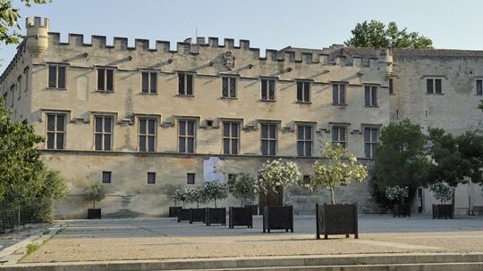 o que fazer em avignon na França Foto: Diego Imai Imagem da frente do Museu Petit Palais durante o dia com pátio a frente e ao fundo a museu. Representa o que fazer em Avignon.