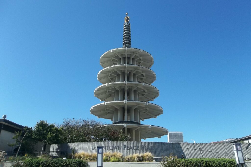 Foto do Peace Pagoda em Japantown. O monumento tem vários andares e é protegido por uma parede com uma placa com seu nome.