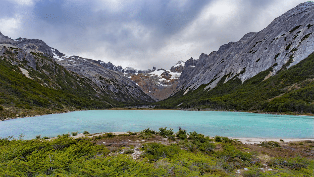 Paisagem da Laguna de Esmeralda. No fundo montanhas.