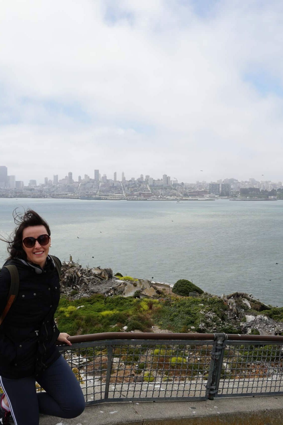 Vista de Alcatraz para San Francisco. É possível ver o mar e a cidade ao fundo.