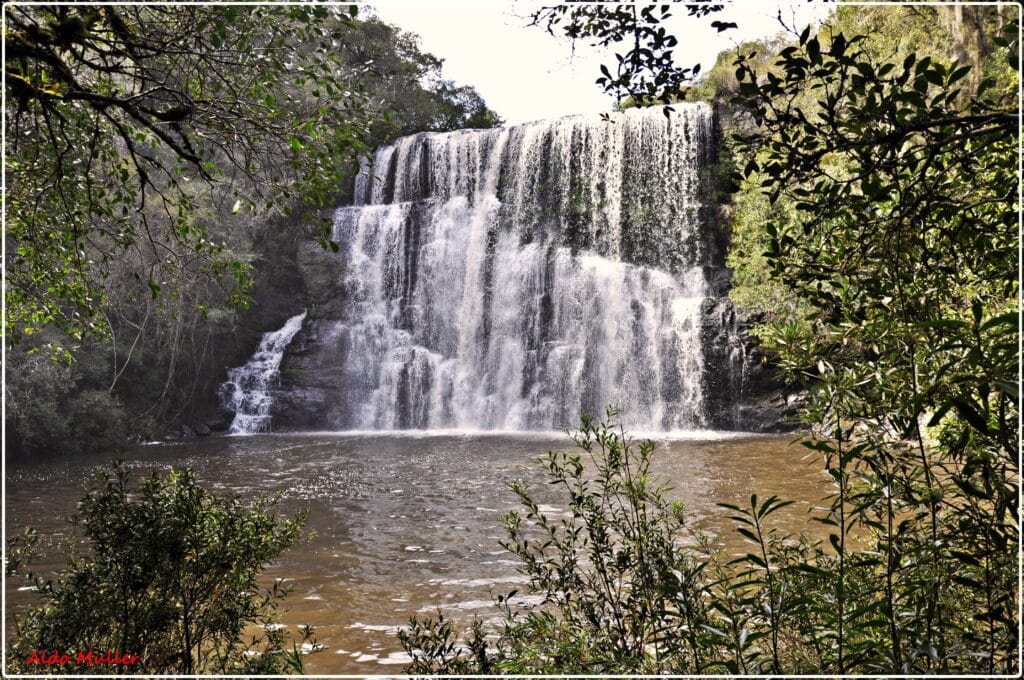 Vista da cachoeira do Tio França. Ao redor paredões com árvores.