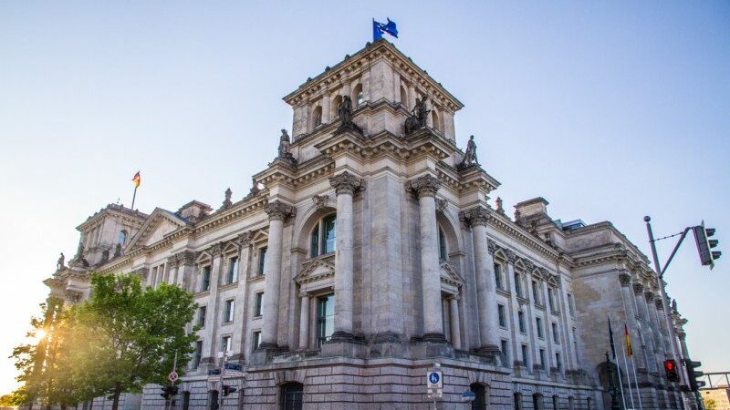 Imagem da frente da Casa do Parlamento durante o dia.