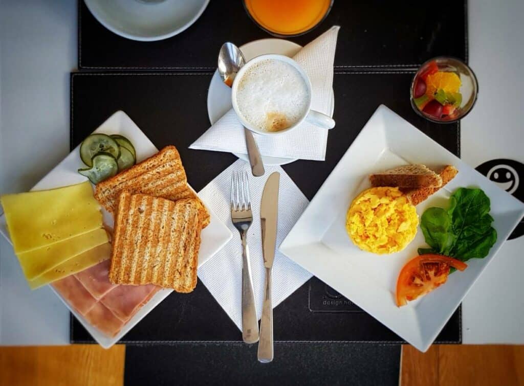 Mesa posta do café da manhã do BIT Design Hotel. Imagem para ilustrar post sobre hotéis baratos em Montevidéu.
