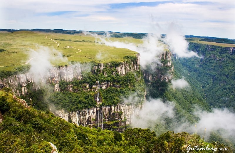 Vista de cima da Borda Sul do Cânion Fortaleza para ilustrar post sobre o que fazer em Cambará do Sul. Montanhas do lado esquerdo, com cascatas. Do lado direito a vista das montanhas.