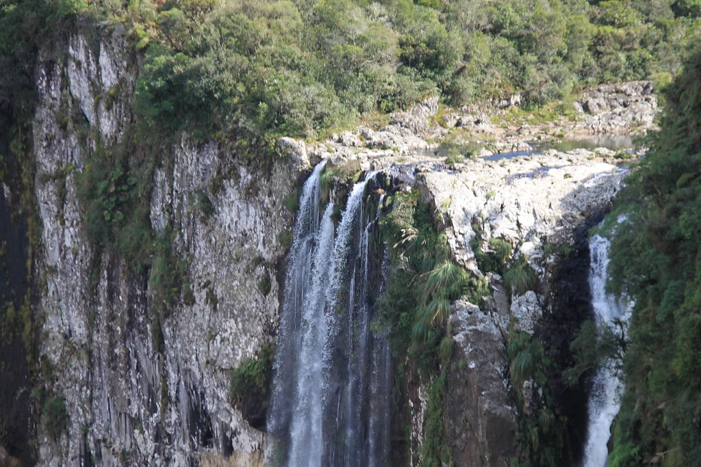Vista de cima da cachoeira Braço Forte. Ao redor árvores. Imagem para ilustrar post sobre o que fazer em Cambará do Sul.