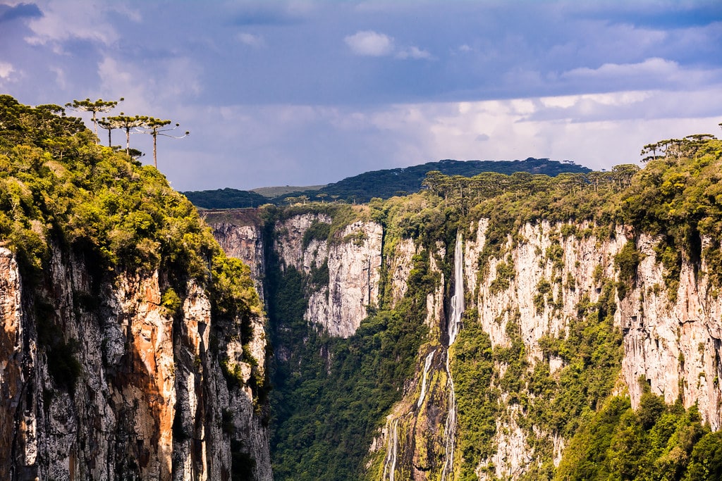 Vista do Cânion do Itaimbezinho. Ambos os lados com montanhas, no meio um corredor. Imagem para ilustrar post sobre o que fazer em Cambará do Sul.