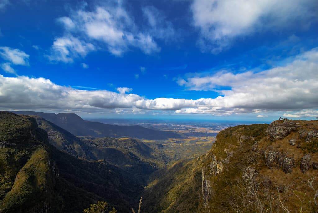 Vista do Cânion Índios Coroados, com montanhas e nuvens. Imagem para ilustrar post sobre o que fazer em Cambará do Sul.
