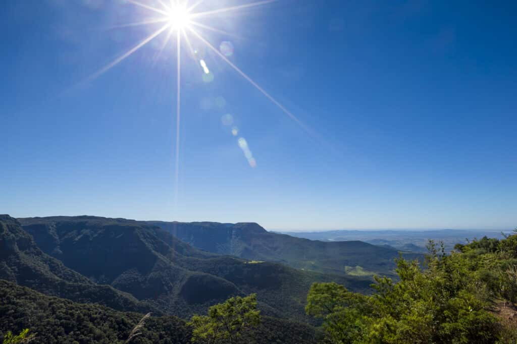 Vista do Cânion Malacara com montanhas e um céu sem nuvens.