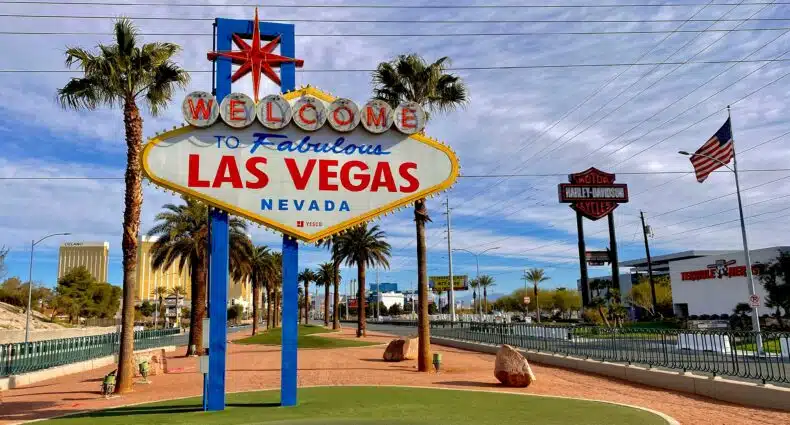 A imagem mostra a placa do começo de Las Vegas, escrito "Welcome to fabulous Las Vegas". Ao fundo é possível já ver alguns hotéis. Imagem para o post de o que fazer em Las Vegas.