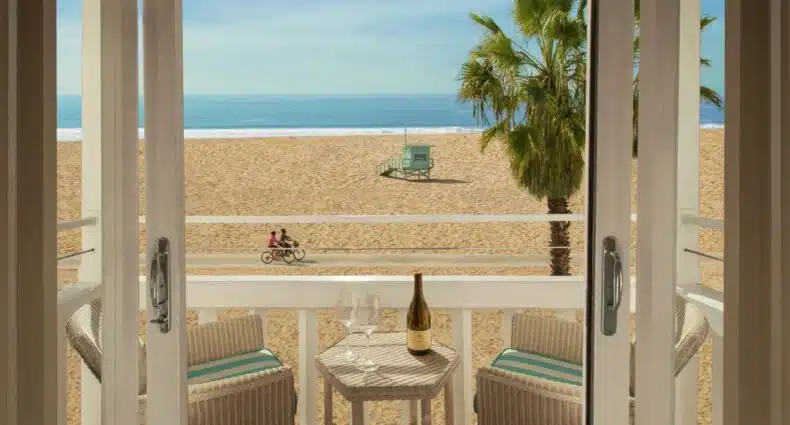 Vista do hotel Shutters On The Beach, em Santa Monica. A foto mostra a varanda de frente para a faixa de areia da praia e a casa de salva-vidas. A foto ilustra o post de onde ficar em Los Angeles.