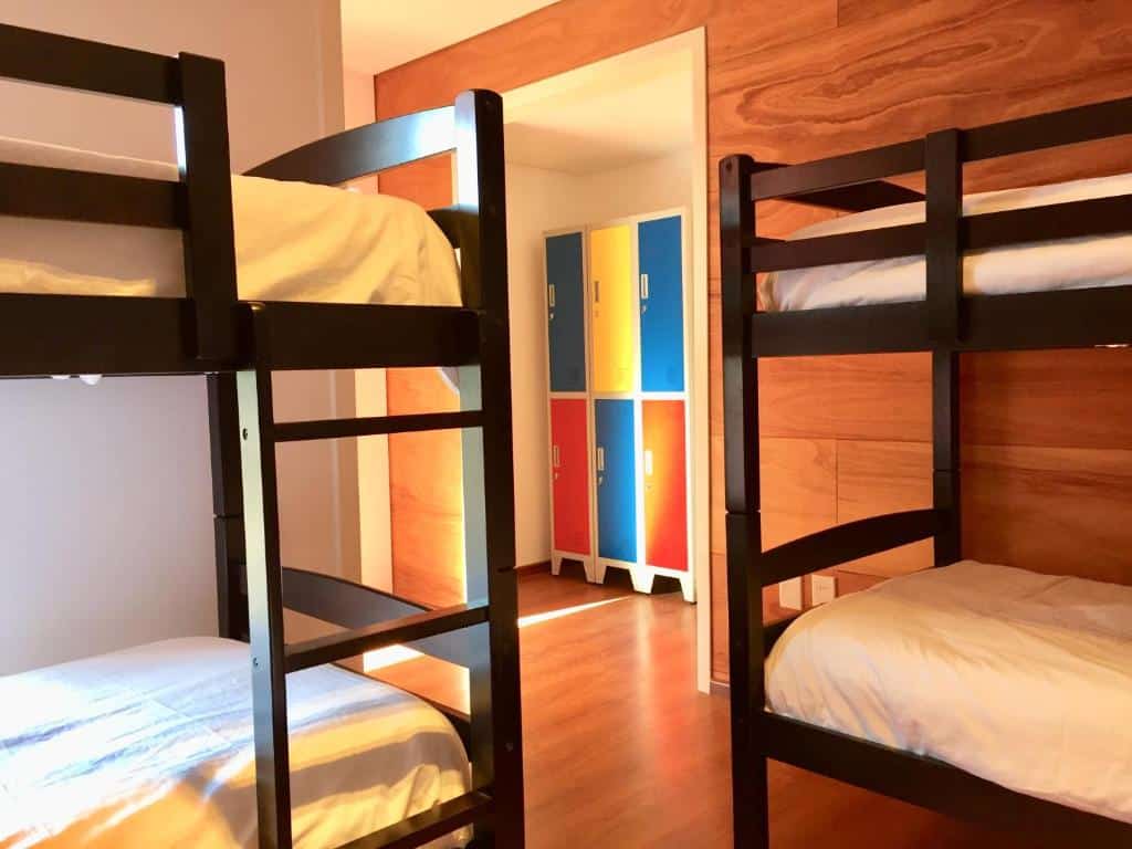 Quarto do Circus Hostel&Hotel Montevideo. Uma cama de beliche de cada lado, no fundo um armário com várias portas.