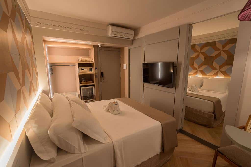 Quarto moderno e acolhedor com cama de casal e decoração minimalista do hotel pousada. Um dos hotéis no Rio Quente Resorts.