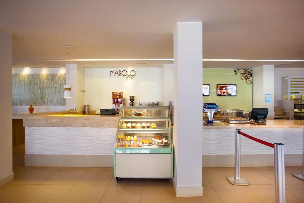 Balcão de lanchonete moderna com vitrines de doces e lanches rápidos.