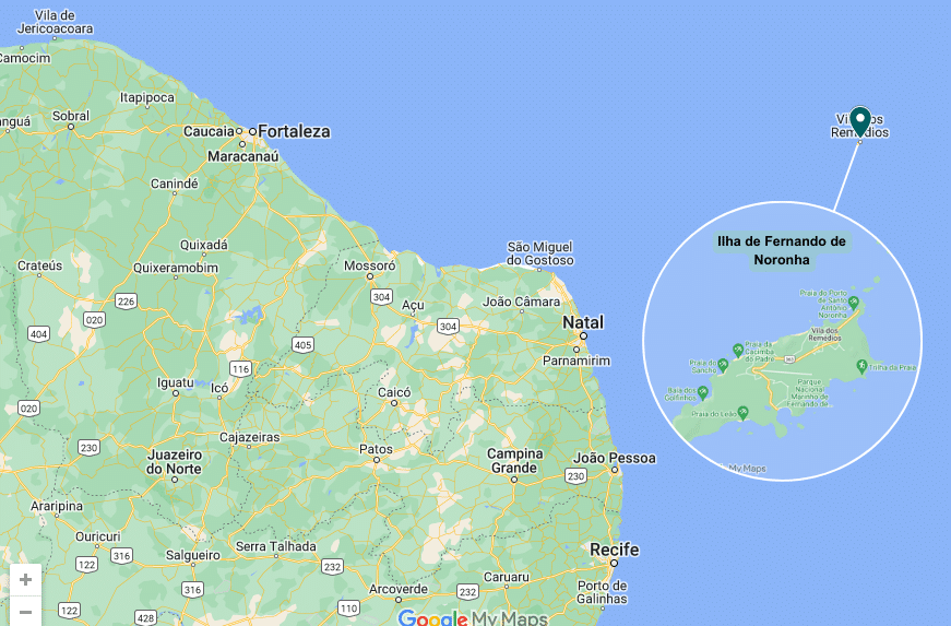Uma foto de um mapa que indica a localização da ilha de Fernando de Noronha.