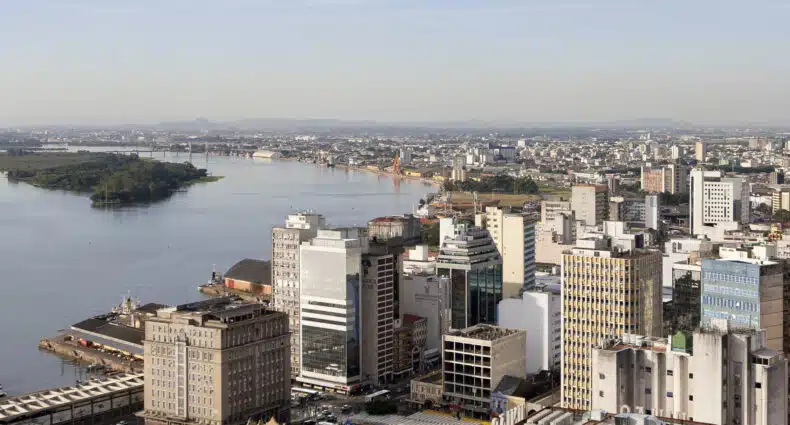 Imagem de cima de Poa para ilustrar post sobre o que fazer em Porto Alegre. P´redios do lado direito e o lago do lado esquerdo.