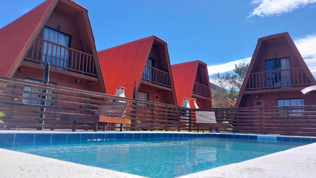 Frente do Chalés Ilha da Mata Pousada durante o dia com piscina a frente e ao fundo os chalés.