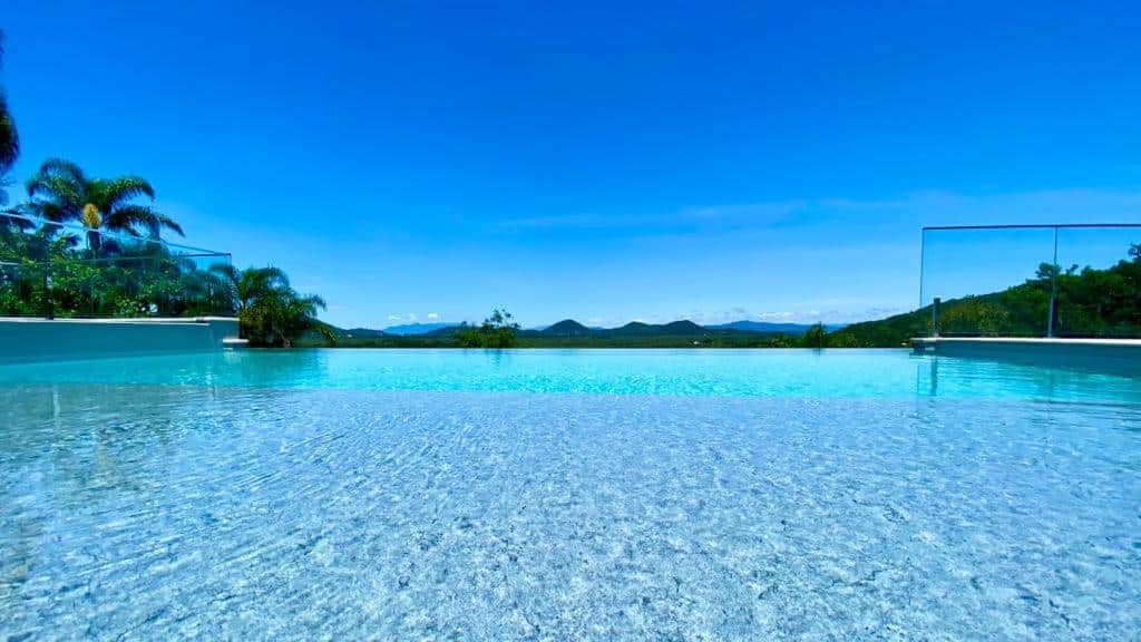 Imagem da piscina da pousada Jurerê Rural durante o dia.