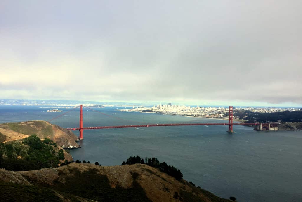 Vista da Ponte Golden Gate do Gate View Point com a cidade de São Francisco ao fundo sob um céu nublado.