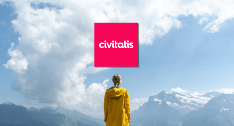 A imagem mostra uma pessoa vestindo uma capa amarela, de costas, posicionada no topo de uma rocha, contemplando uma vista espetacular das montanhas e vales ao redor. Este cenário é de Eiger Grindelwald, uma região montanhosa na Suíça conhecida por suas paisagens alpinas dramáticas. Ao fundo, montanhas com picos cobertos de neve contrastam com o céu azul e nuvens volumosas, compondo uma atmosfera de tranquilidade e imponência. O logotipo da Civitatis é visível na parte superior da imagem, para ilustrar se Civitatis é confiável.