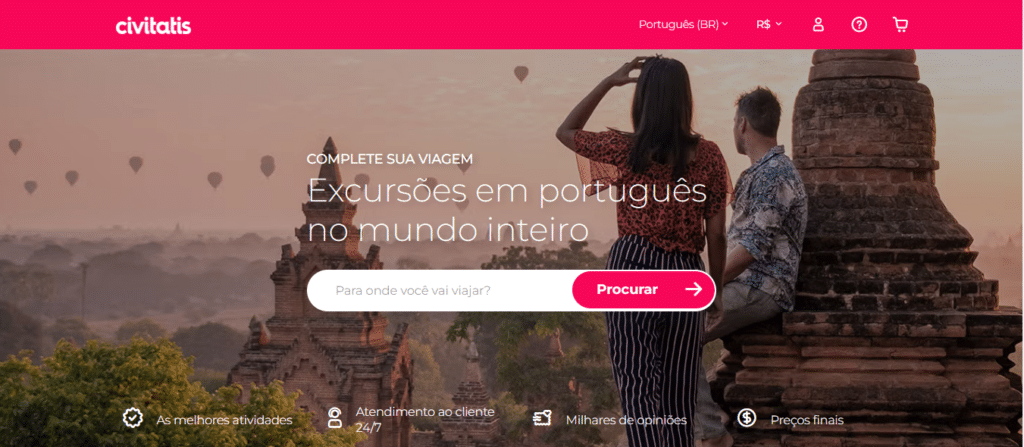 Um casal observando balões de ar quente ao nascer do sol com o texto “Excursões em português no mundo inteiro” na tela, sendo a página inicial da plataforma para ilustrar se a Civitatis é confiável