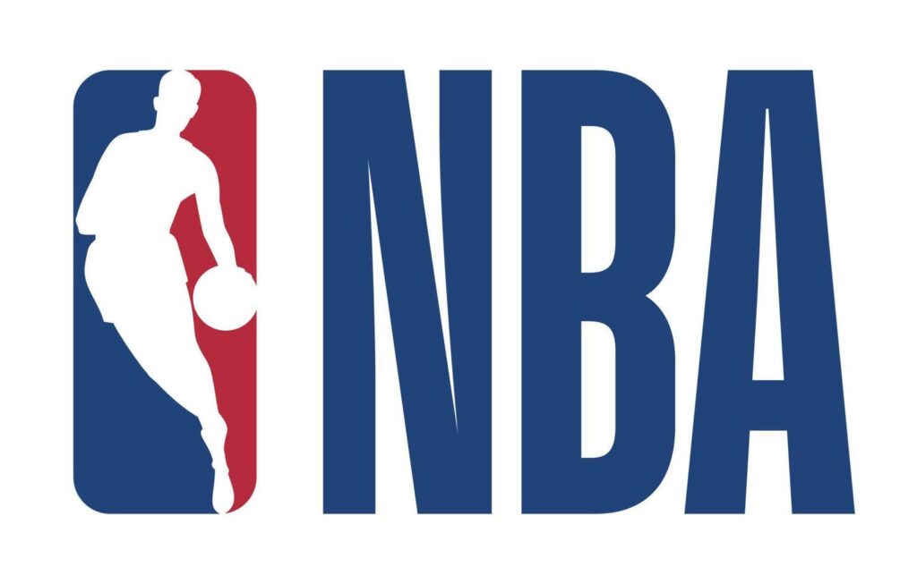 Logotipo da NBA com a silhueta de um jogador de basquete em branco com fundo vermelho e azul, ao lado das letras "NBA" em azul.