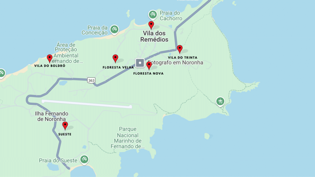 Mapa de Fernando de Noronha destacando áreas como Vila dos Remédios, Sueste, Vila do Boldró, Floresta Nova e Floresta Velha, com marcadores e etiquetas.