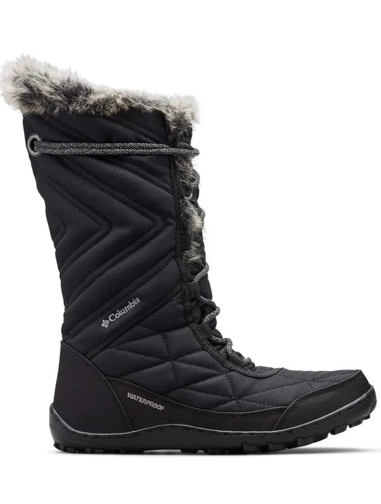 Bota de inverno preta à prova d'água com forro de pele e design de cadarço, com padrão em ziguezague na lateral e detalhes da marca.