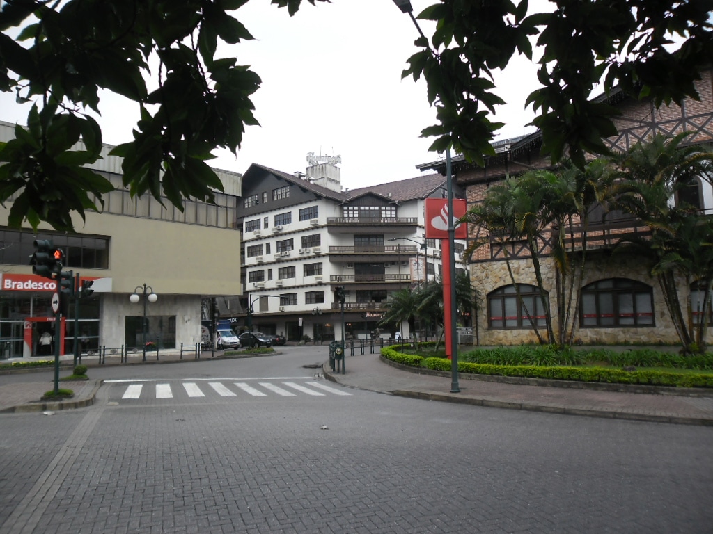 Rua XV de novembro com rua de paralelepípedos, faixa de pedestres e prédios. Um banco Bradesco é visível à esquerda.