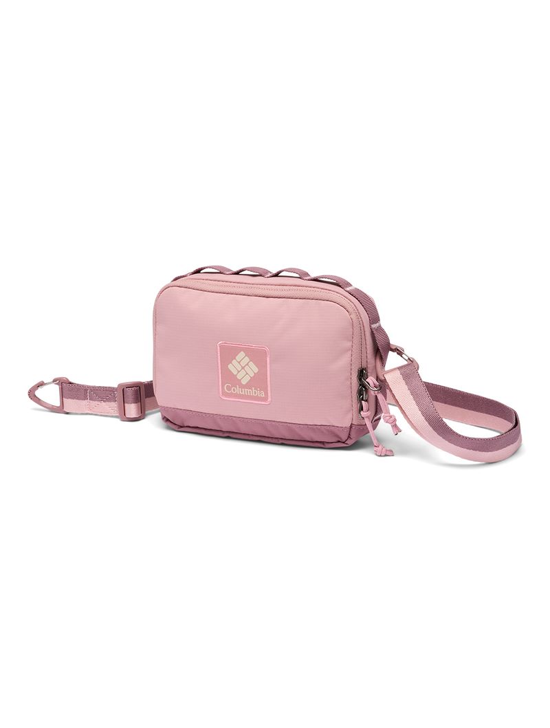 Bolsa de ombro rosa com zíper, bolso frontal e alça ajustável. Possui logotipo na frente. Ilustra o post O que levar na mala de viagem.