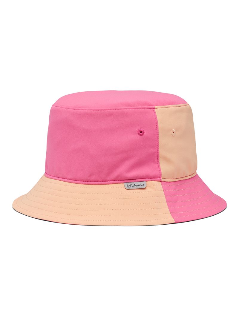 Um chapéu bucket com blocos de cores rosa e pêssego, com um pequeno logotipo na frente.