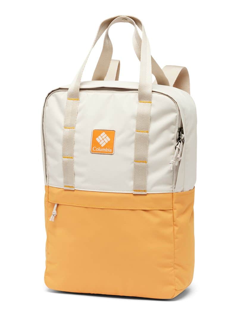 Uma mochila bege e laranja com alças duplas, um bolso frontal e um zíper, com o logotipo da Columbia em laranja. Ilustra o post O que levar na mala de viagem.