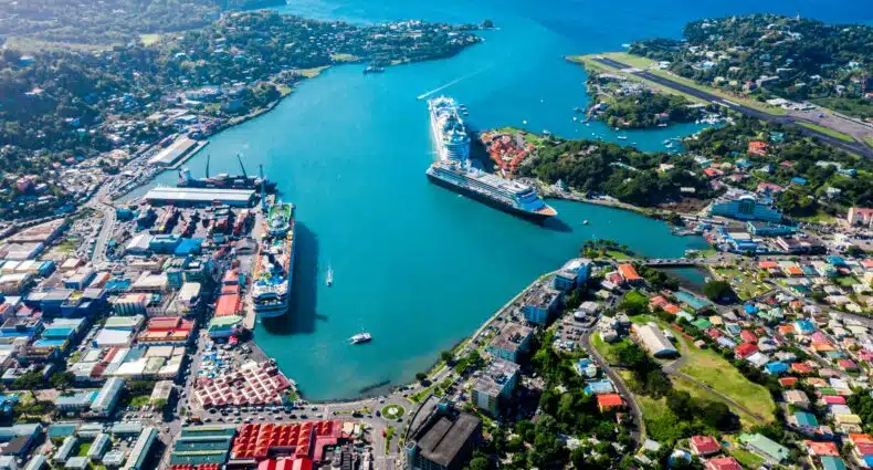 Vista aérea de um de Castries, capital costeira de Santa Lúcia, com docas, navios de cruzeiro e edifícios ao longo da costa. A foto ilustra o post de eSIM em Santa Lúcia.