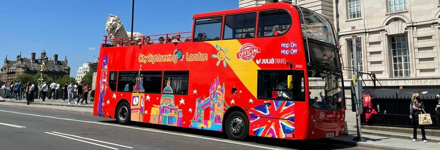 Um Ônibus turístico de Londres, City Sightseeing, vermelho e com dois andares em Londres.